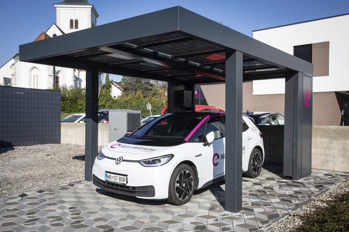 Ob pomanjkanju strešnih površin je lahko odlična rešitev solarni nadstrešek z lastno polnilnico za električno vozilo.  | Foto: Bojan Puhek