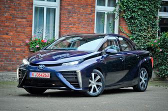 Toyota mirai – za futuristični izlet v prihodnost je dovolj 5 kilogramov vodika