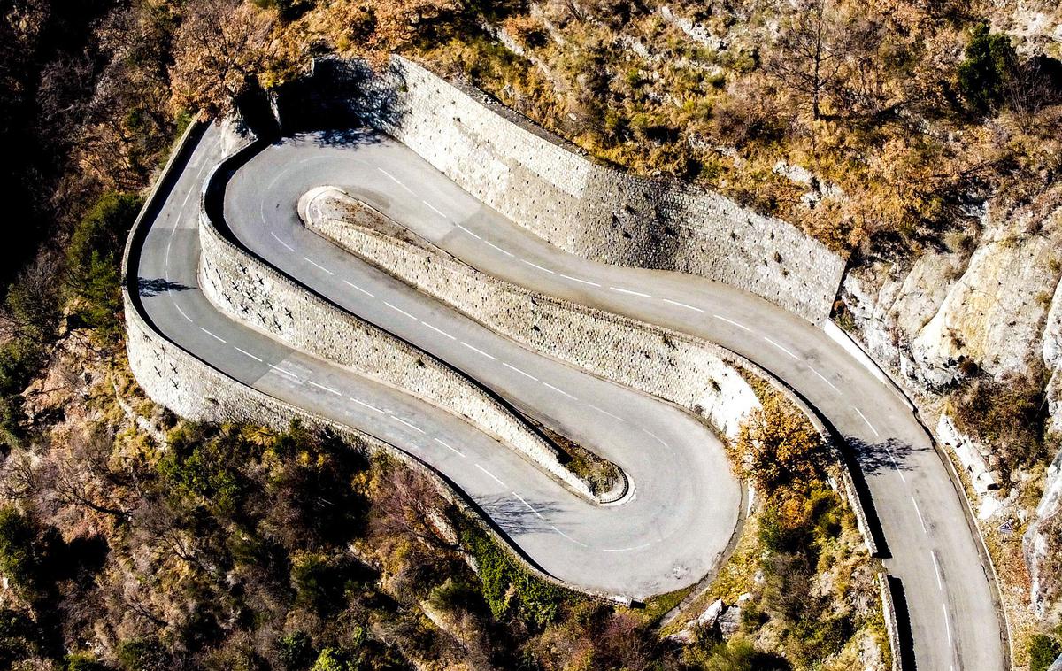 Reli Monte Carlo | Ovinki proti prelazu Col de Turini. | Foto Gregor Pavšič