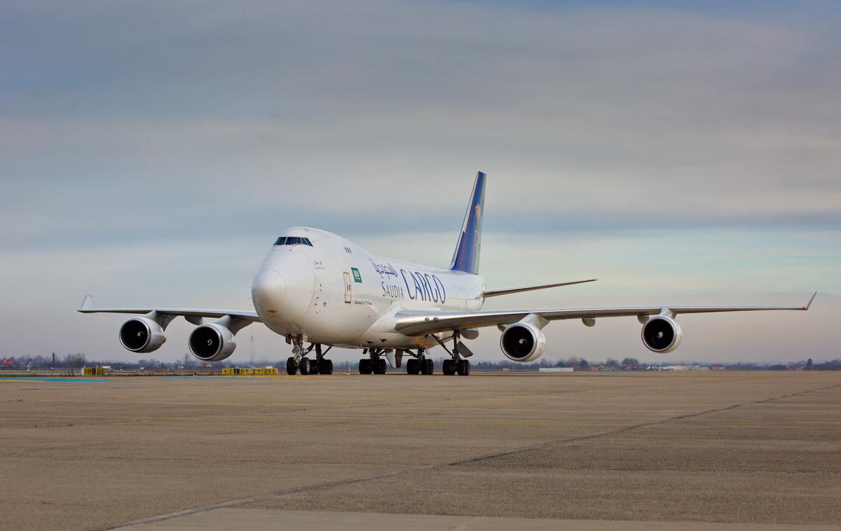 letališče Zagreb prevoz cirkus | Boeing 747-400 F je tovorna izpeljanka priljubljenega potniškega letala. Prepelje lahko 124 ton tovora, največja vzletna masa letala pa znaša skoraj 400 ton. | Foto Josip Škof, Letališče Zagreb