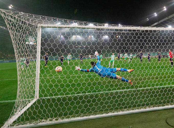 Čeprav je mariborski vratar Ažbe Jug krenil v pravo smer, je bil udarec Maria Kvesića tako natančen in dovršen, da je Olimpijo popeljal v vodstvo z 1:0. | Foto: Vid Ponikvar