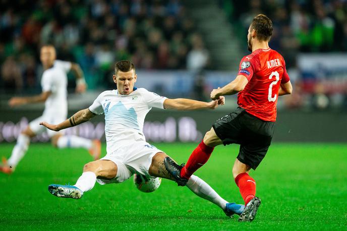 Slovenija Avstrija | Andreas Ulmer je udaril Romana Bezjaka ravno na mesto, ki ga je bolelo že prej. | Foto Vid Ponikvar