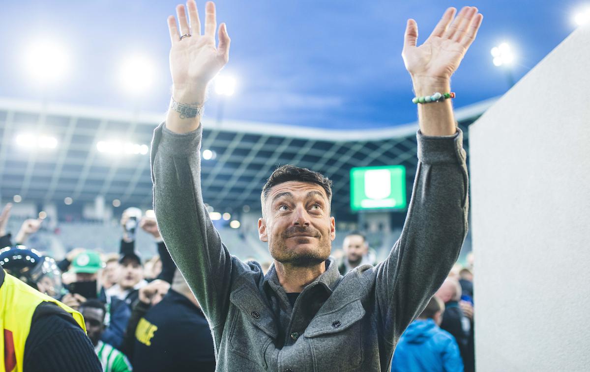 Olimpija Maribor Albert Riera | Na račun trenerja Alberta Riere je poln hvale tudi kapetan Timi Max Elšnik, ki je prepričan, da je Španec naredil vse igralce Olimpije boljše. Tudi njega. ''Je trener, ki vidi, kaj ima na razpolago, in se ekipi prilagodi,'' poudarja Elšnik. | Foto Grega Valančič/Sportida