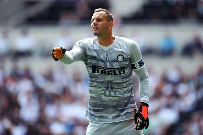 Samir Handanović | Samir Handanović je pri Sassuolu prejel tri zadetke, na koncu pa z Interjem zmagal s 4:3. Handnovićevi so drugi, točko za vodilnim Juventusom. | Foto Getty Images