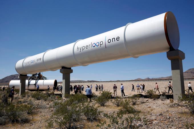 Leta 2013 si je Musk zamislil HyperLoop, potovalno sredstvo prihodnosti. HyperLoop je v teoriji zaprta cev, v kateri je znižan zračni tlak (ali celo vakkum), zaradi česar lahko potovalne kapsule po njej drvijo s hitrostmi konkretno prek 1.000 kilometrov na uro. Musk je financiral začetne raziskave in načrte za projekt HyperLoop, nato pa jih brezplačno ponudil vsemu svetu, da bi lahko nov način potovanja poskusil razviti vsakdo z dovolj znanja. | Foto: Reuters