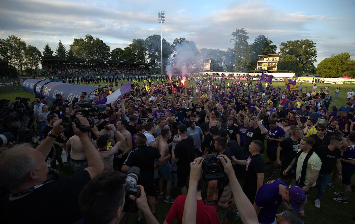 NK Maribor prvak 2022 | Navijači Maribora so v nedeljo preplavili zelenico v Murski Soboti in glasno skandirali "Mudri, ostani". Srbski napadalec ob tem ni mogel ostati ravnodušen. | Foto Blaž Weindorfer/Sportida