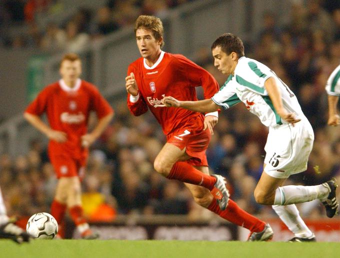 V dvoboju s takratnim zvezdnikom Liverpoola Harryjem Kewellom na Anfieldu oktobra 2003. | Foto: Reuters