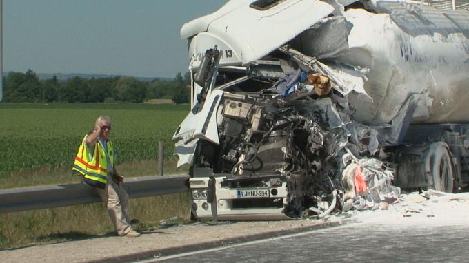 Še vedno težava ostajajo težki vlačilci oziroma njihovi naleti. V tem primeru bi morala pomagati tudi nova generacija tovornjakov z vgrajenimi sistemi za preprečevanje naletov s samodejnim zaviranjem. Na najbolj obremenjenih avtocestnih odsekih dnevno beležijo tudi več kot sedem tisoč težkih tovornjakov. | Foto: STA ,