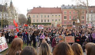 Na protestih v Ljubljani in Kopru zahteve po izboljšanju pogojev v feminiziranih poklicih