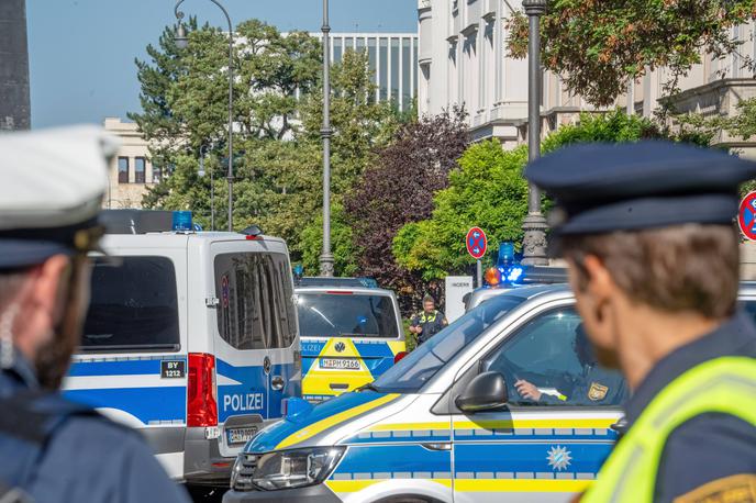 Nemška policija | Policija je prebivalce pozvala, naj se izogibajo temu predelu mesta, do katerega so dostop zaprli s cestnimi zaporami. | Foto Reuters