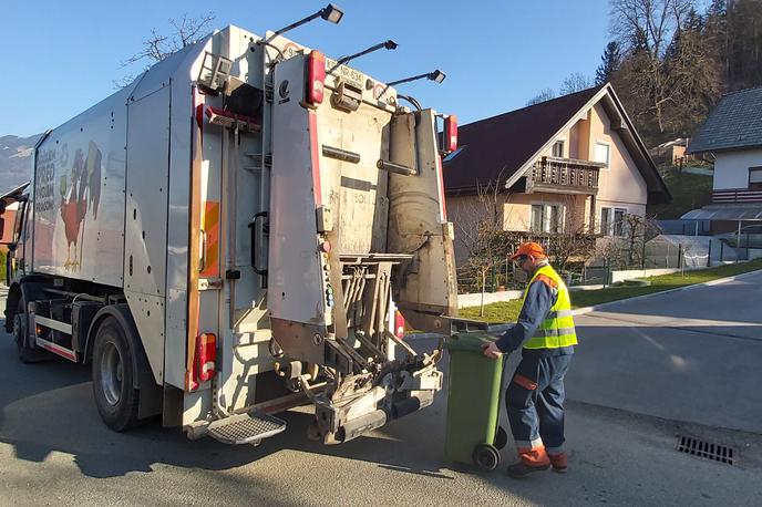 smetarji | Tudi komunalni delavci skrbijo za to, da se sistem ne sesuje. Brez njih ne bi bilo ne odvoza smeti ne pogrebov. 