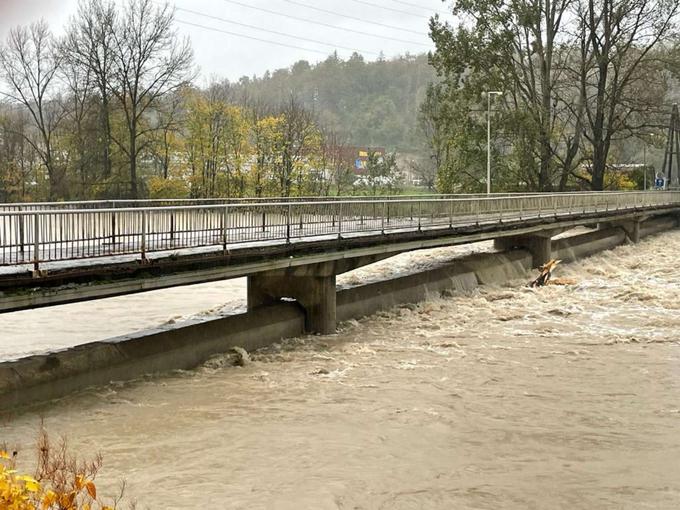 V Kranju je narasla Sava dosegla in prekrila kanalizacijsko cev pod mostom pri Planiki. Če bi jo Sava poškodovala, bi se lahko zgodila velika ekološka katastrofa, so opozorili na Mestni občini Kranj. Direktorica Direkcije RS za vode Neža Kodre pa je opoldne na novinarski konferenci dejala, da je vodotok upadel in da te grožnje ni več. | Foto: Mestna občina Kranj