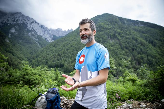 "Zanimivo je, da se ljudje običajno izgovarjajo, da niso vedeli, kakšna je pot, kakšne čevlje potrebujejo in podobno … Dejstvo je, da v poplavi objav na družbenih omrežjih vsak vidi samo cilj, ne vidi pa poti do tja. Ampak to, da se človek vpraša, kako pride do tja, bi morala biti osnova." | Foto: Ana Kovač