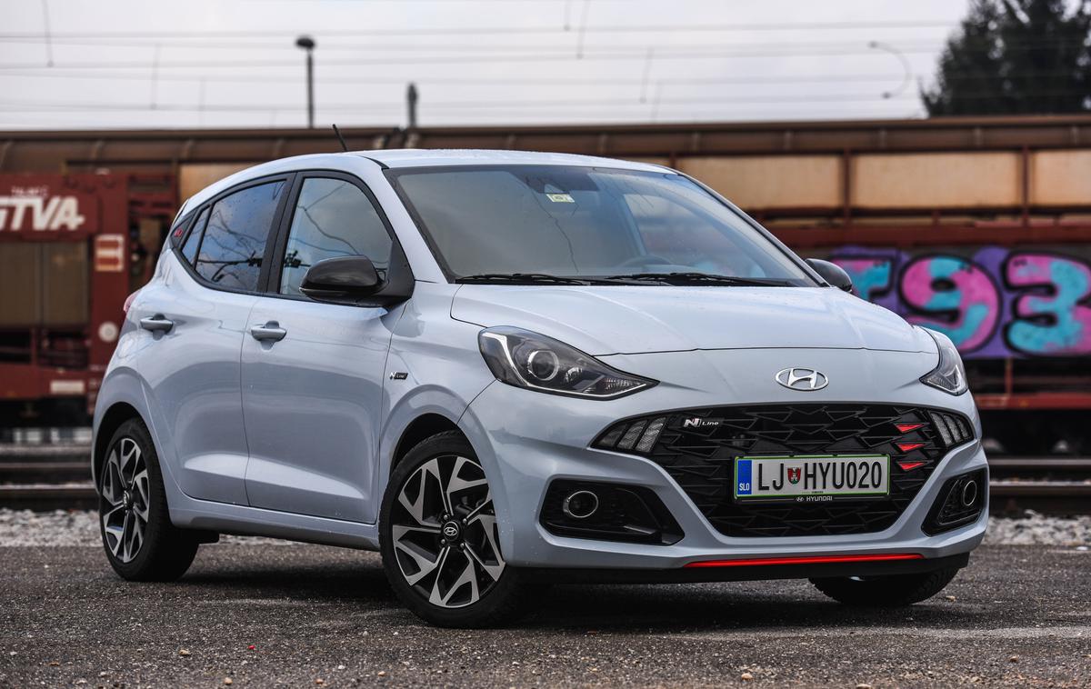 Hyundai i10 N Line | Spremembe pri N-line so skoraj kot pri prenovah: maska v enem kosu (premium ima dvojno), ostre "ledice" (premium ima okrogle 7-delne), preoblikovan športni odbijač … | Foto Gašper Pirman