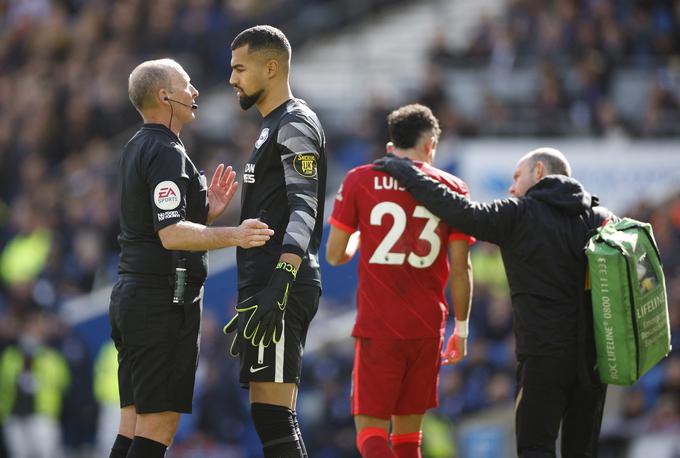 Vratar Brightona Robert Sanchez je poškodoval strelca prvega zadetka za Liverpool Luisa Diaza. | Foto: Reuters