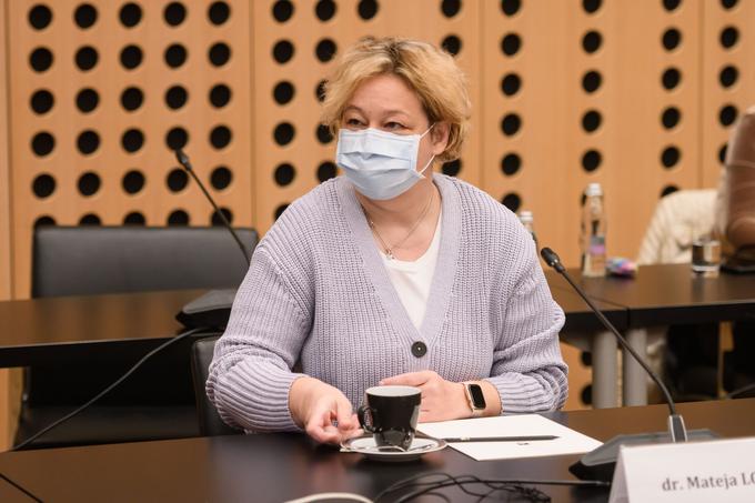 Predloge o začasnih strogih ukrepih je pripravila strokovna svetovalna skupina za covid-19, ki jo vodi infektologinja Mateja Logar.  | Foto: STA ,