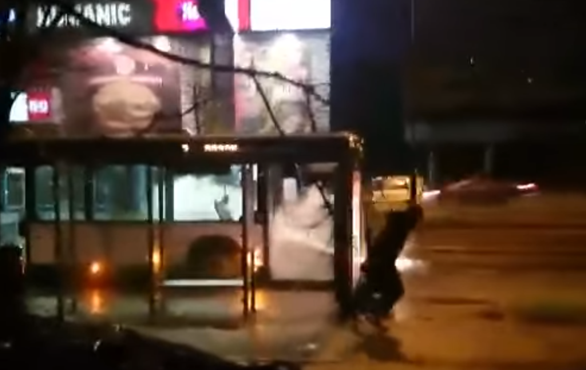 Dimna bomba, LPP | V avtobus, ki je bil tarča napada vandalov z dimno bombo, je tik pred dvigom dimne zavese vstopila potnica, dima pa se je dodobra nadihal tudi voznik. | Foto YouTube / Posnetek zaslona