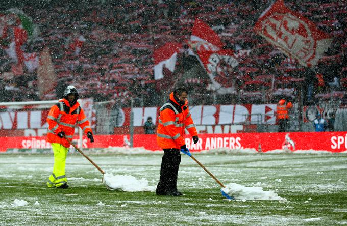 Nenavadno srečanje v Kölnu je zaznamoval tudi sneg. | Foto: Reuters