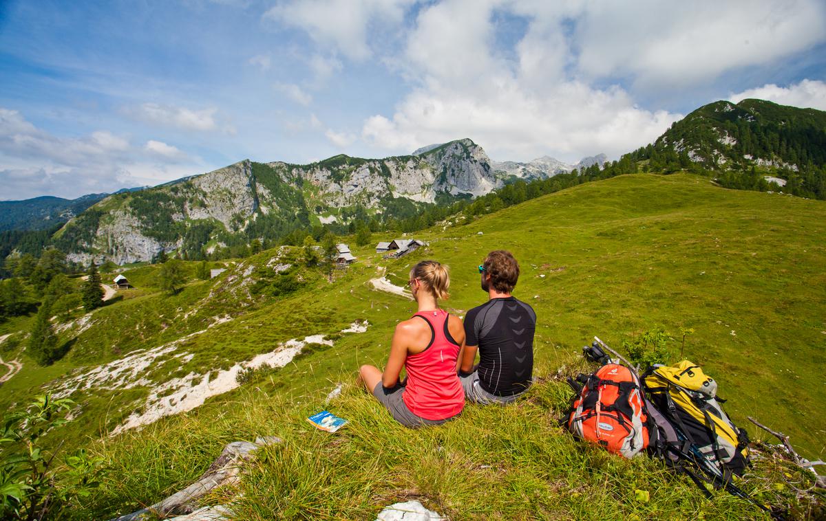 Pohodnika sedita na Krstenici pohodništvo | Foto Jošt Gantar, vir: www.slovenia.info