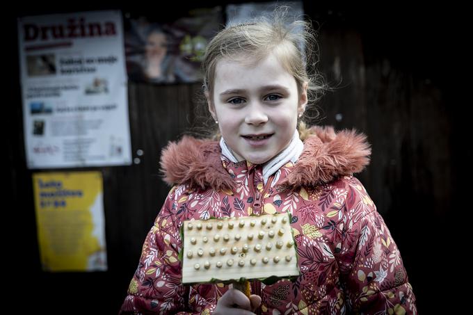 "Mojo potico mi je pomagal narediti ati. Predstavlja orodje, s katerim živalim čistiš dlako. Doma jih imamo polno, krave, pujse, kokoši in race."  | Foto: Ana Kovač