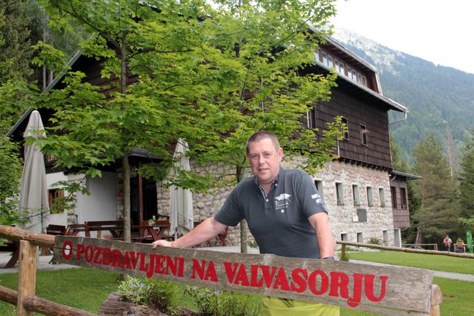  ''Naša lokacija je zelo priljubljena za krožno turo po Karavankah, zato snujemo vodnik, ki bo v pomoč vsem, ki se nanjo podajajo,'' ponosno pove Aleš, ob tem pa še doda, da v poletnih mesecih opažajo več tujih pohodnikov, v jesenskih in zimskih pa več lokalnih. ''Opažam tudi manj neprimerno opremljenih pohodnikov, tudi tujci so bolj ozaveščeni. Včasih je kdo prišel v natikačih, zdaj je tega manj,'' pove Štefe. | Foto: Manca Čujež