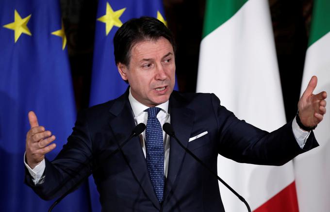 Italijanski premier je posvaril, da bodo morali ljudje po 4. maju ob sproščanju nekaterih dejavnosti na javnih mestih nositi maske in dosledno upoštevati ukrepe družbenega distanciranja. | Foto: Reuters