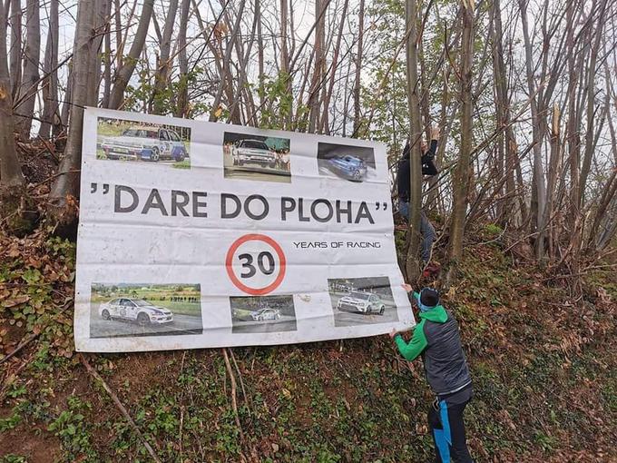 Navijači so Darku Peljhanu, ki te dni praznuje jubilej 30 let od prvega relija v vlogi voznika, pripravili lepo spominsko presenečenje. Peljhan na reliju prvič vozi dirkalnik razreda rally2. | Foto: MPI Racing