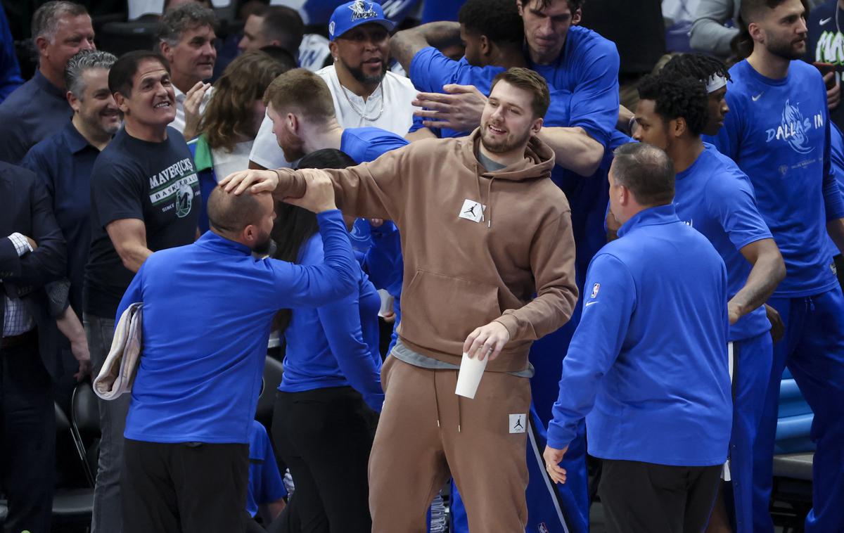 Luka Dončić | Luka Dončić je tudi drugo tekmo končnice spremljal s strani, a je bil tokrat po koncu te vesel, saj so njegovi soigralci premagali Utah Jazz. | Foto Reuters