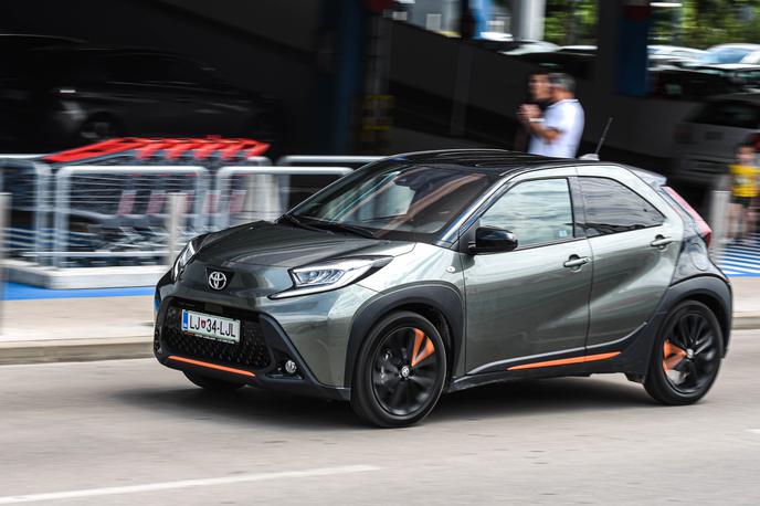 Toyota aygo | Toyota je resnično prenehala izdelovati dolgočasne avtomobile. Prikupni aygoX ali kar aygo cross se po videzu kosa z atraktivnim yarisom cross. | Foto Gašper Pirman