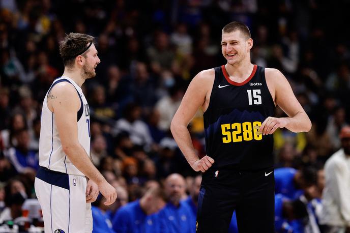 Luka Dončić | Luka Dončić in Nikola Jokić sta zelo dobra prijatelja. Med tekmo sta si večkrat izmenjala besede, na koncu pa se je prepričljive zmage veselil Srb. | Foto Reuters