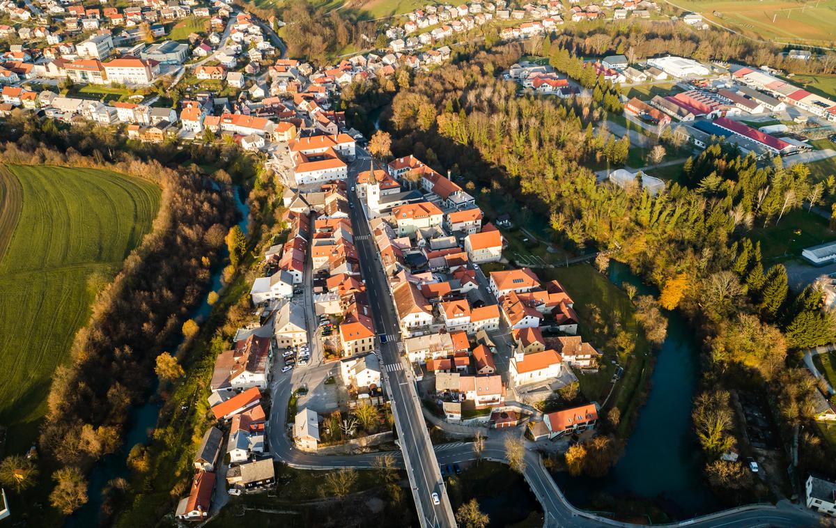 Črnomelj | Učenci, ki so med gradnjo gostovali na različnih nadomestnih lokacijah, so v nove šolske klopi lahko sedli ob začetku letošnjega šolskega leta. | Foto Uroš Raztresen