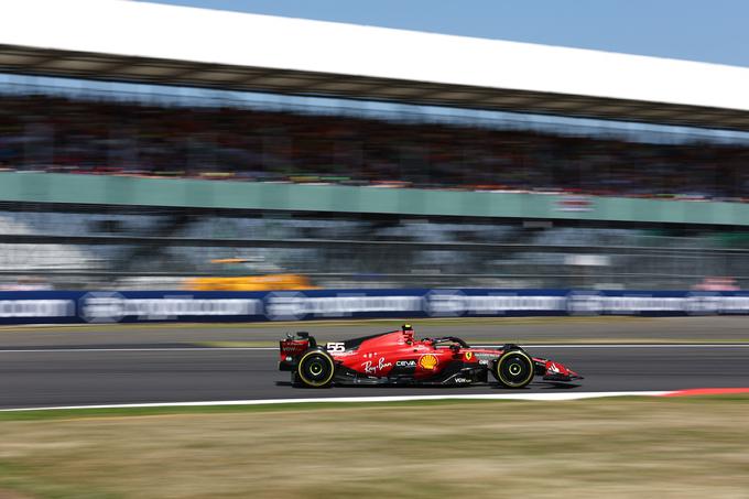 Carlos Sainz je bil na petkovih treningih najbližje Maxu Verstappnu. | Foto: Reuters