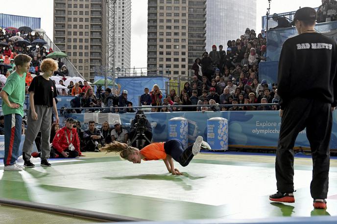 Breakdance OI mladih 2018 | Breakdance bo prva plesna disciplina, ki jo bo doletela čast predstavitve na olimpijskih igrah. Na fotografiji: breakerji na OI mladih v Buenos Airesu leta 2018. | Foto Guliverimage/Getty Images