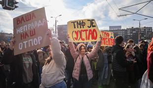 Študentski protesti v Srbiji ustavili delo več deset fakultet #video