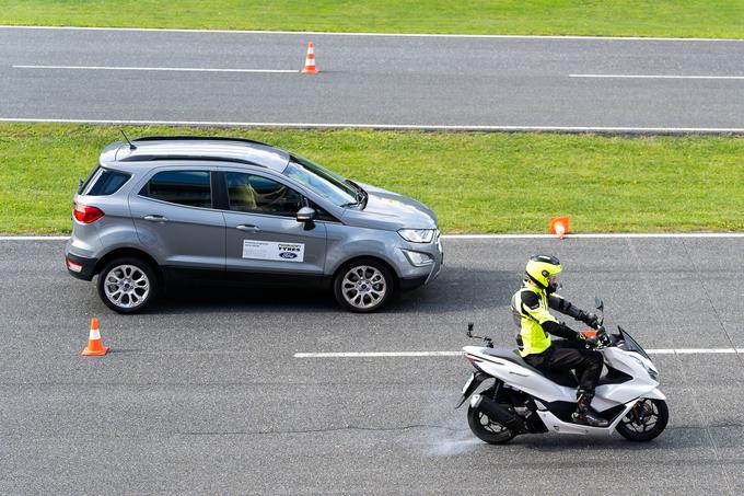 Pasti, ki jih prinaša vožnja motocikla s prostornino motorja do 125 ccm, je veliko. Pri vožnji sta potrebni previdnost in skrbna uporaba zaščitnih oblačil. | Foto: AMZS/Damjan Končar