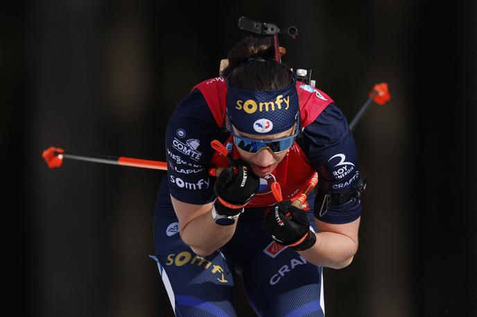 SP biatlon skupinski štart Julia Simon | Foto Reuters