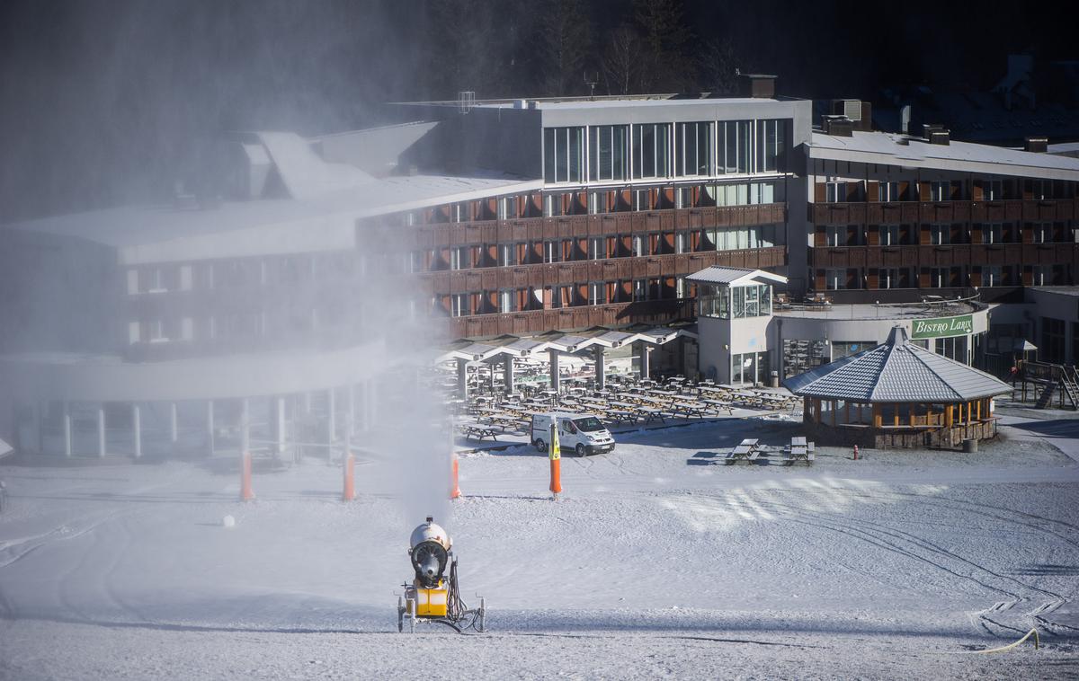 Kranjska Gora zasneževanje | V Kranjski Gori so danes že pognali prvo žičniško napravo, na Mariborskem Pohorju pa bodo prve smučarje sprejeli v soboto. | Foto Klemen Korenjak