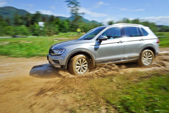 Krajši previsi, široka ramena, ostre meje med prehodi karoserijskih površin, velika kolesa in robustna drža 20 centimetrov nad asfaltom so novega tiguana naredili takega možatega avanturista. Saj ne, da ni več vljuden in sijoč, ampak v njem je kljub na videz razmeroma zadržanemu oblikovanju nekaj tiste prav moške privlačnosti. Ravno prav je robusten po videzu in tehniki, da bo znal nagovoriti pleme alfa samcev, ter hkrati dovolj eleganten in pameten, da bo še vedno simpatičen tudi damam.  | Foto: Jure Gregorčič