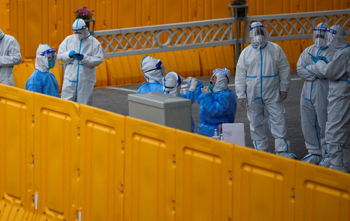 Kitajska koronavirus avtomobili | Prebivalci, ki se ne bodo hoteli testirati, ne bodo imeli dostopa do javnih mest in javnega prevoza. | Foto Reuters