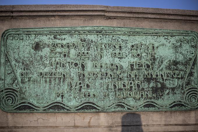 Župan Ivan Hribar je ob slavnostnem odprtju mostu leta 1901 tega opremil tudi s spominsko tablo v slovenščini, kar je bilo del prizadevanj za uveljavitev slovenskega jezika v javni rabi. | Foto: Bojan Puhek