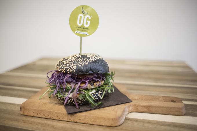 Black burger ne izstopa samo po črnih štručkah, ampak tudi po divjem lososu, prvi ribi, ki se je prebila v OG. | Foto: Matej Leskovšek