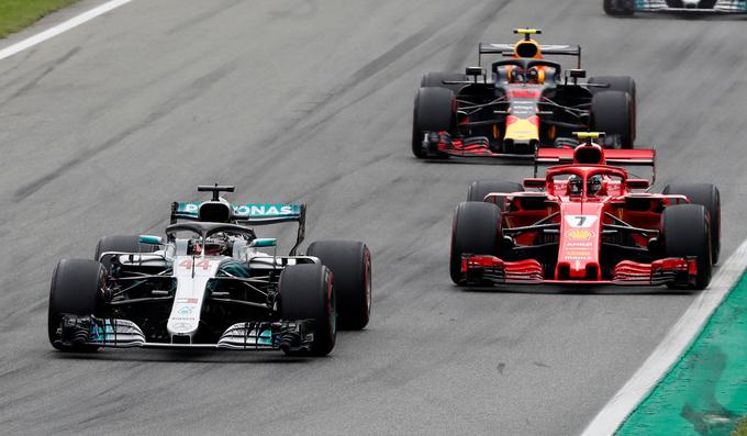 Lewis Hamilton in Sebastian Vettel sta se dvakrat dotaknil v prvem krogu. | Foto: Reuters