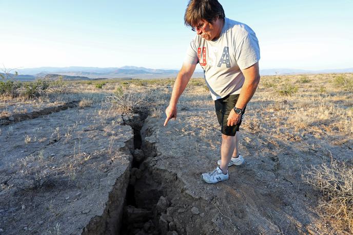 Potres v Kaliforniji | Razpoka, ki je nastala po četrtkovem potresu. Temu je včeraj sledil še eden. | Foto Reuters