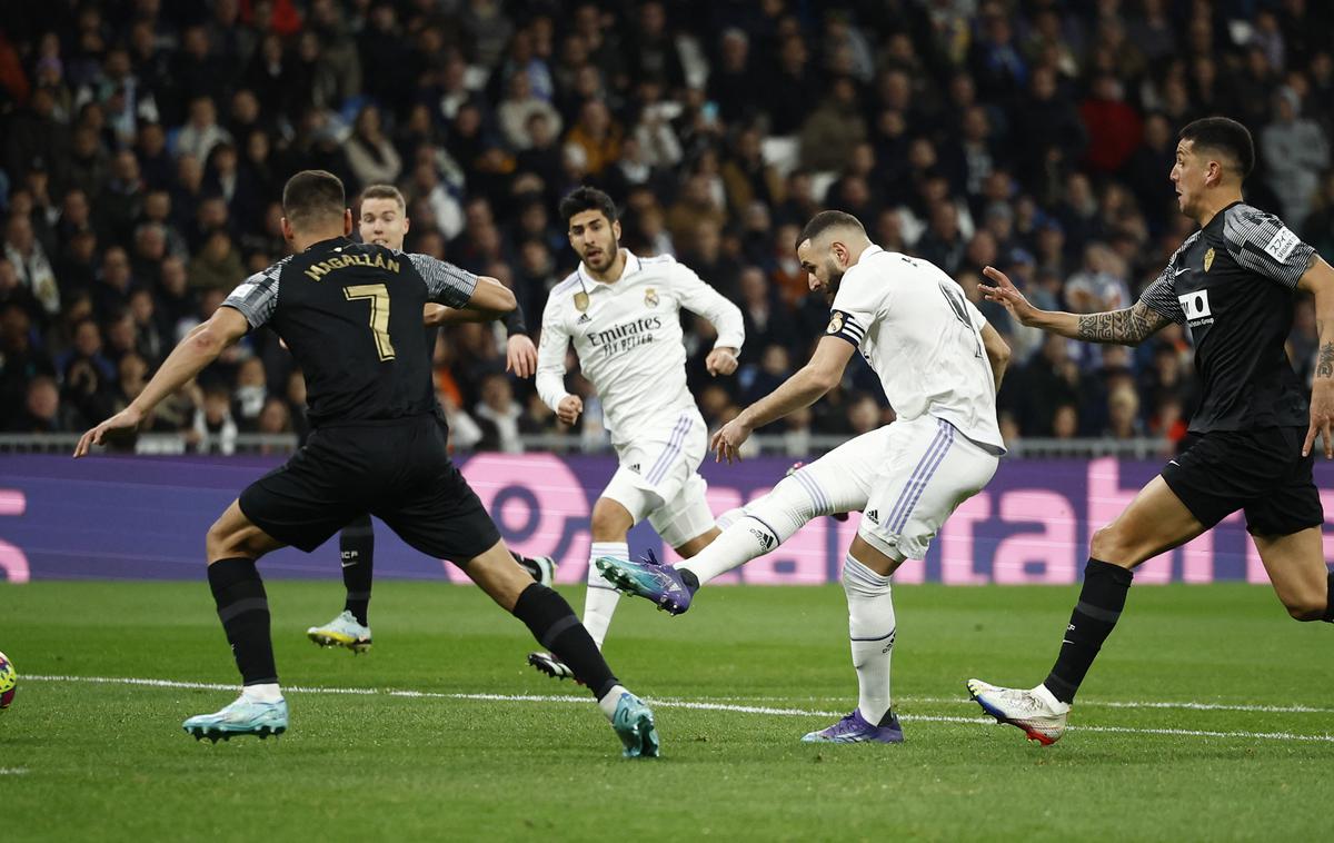 Elche Real Madrid Karim Benzema | Real Madrid je nadigral Elche. Karim Benzema je dvakrat zadel že v prvem polčasu. | Foto Reuters