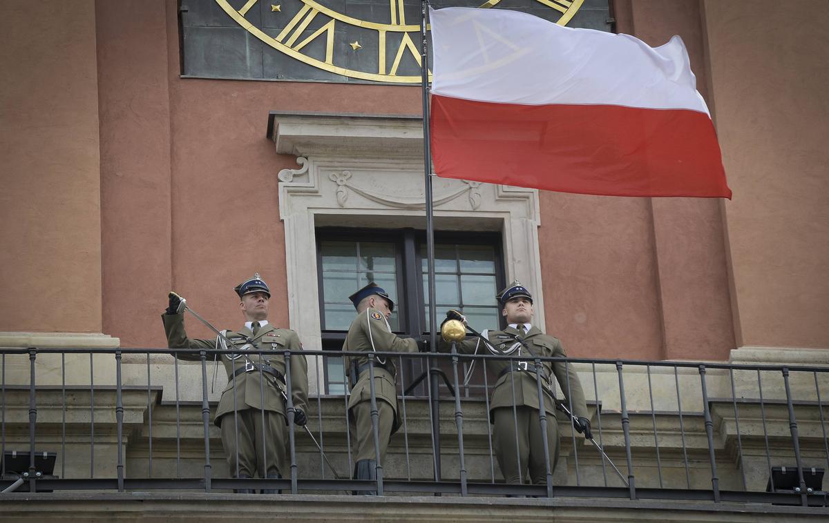 Poljska vojaki zastava | Nedavni pogovori med poljsko vlado in Evropsko komisijo so pokazali, da bi bila prenova zakona o vrhovnem sodišču lahko ključna za sprostitev sredstev. | Foto Guliverimage