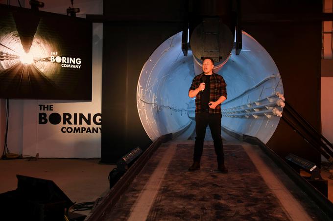 Musk pravi, da lahko z ustreznim dodatkom, katerega cena ne bi presegla 300 evrov, vsako popolnoma avtonomno vozilo nadgradijo in priredijo za vožnjo po takšnem ''hyperloop predoru'', obenem pa ta modifikacija v ničemer ne bi spremenila običajnega delovanja takšnega avtonomnega vozila. | Foto: Reuters