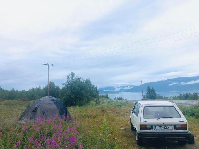 Spanje med potjo, v tem primeru ob fjordu ob norveškem mestu Alta. | Foto: osebni arhiv/Lana Kokl