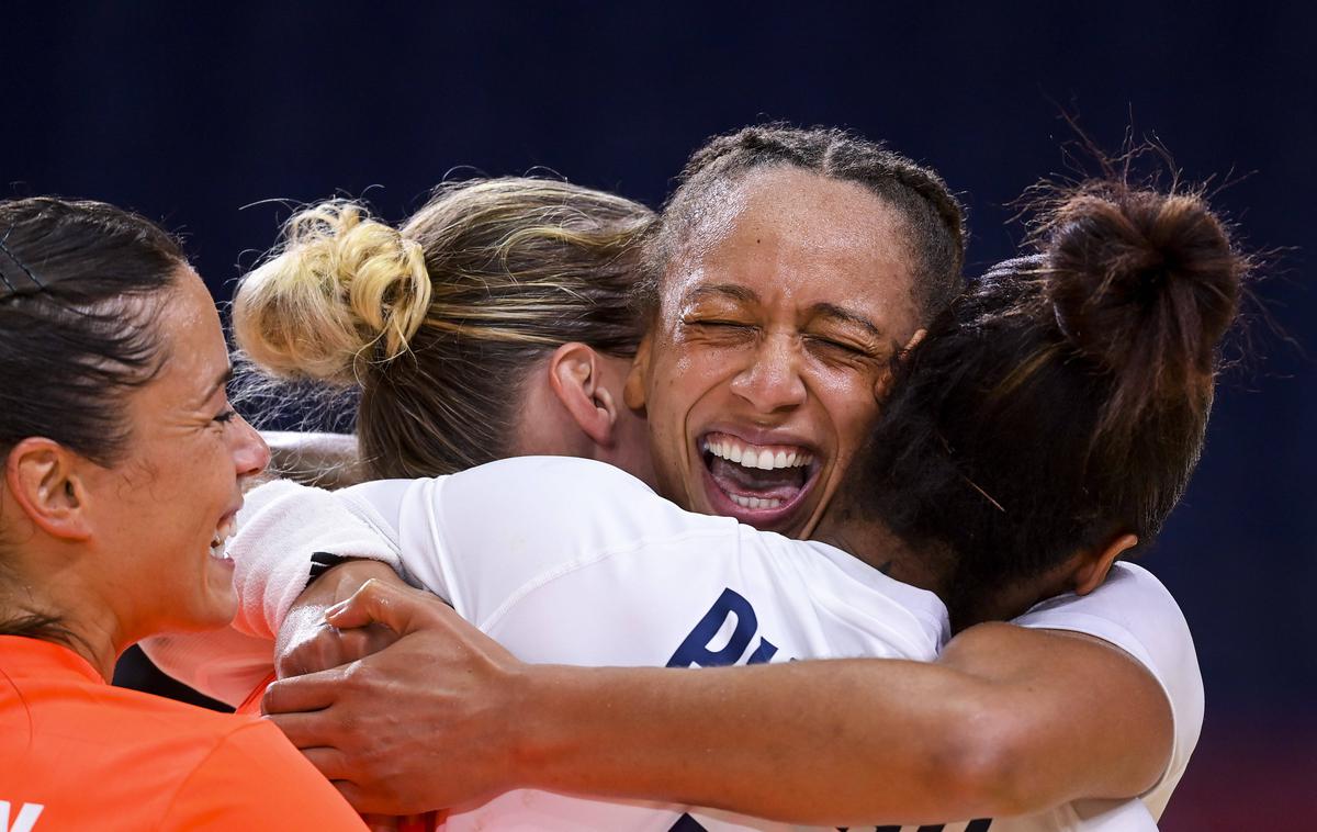 Allison Pineau | Francozinje so nove olimpijske prvakinje v rokometu. Na fotografiji: strelsko najbolj učinkovita Francozinja Allison Pineau s soigralkami.  | Foto Guliverimage