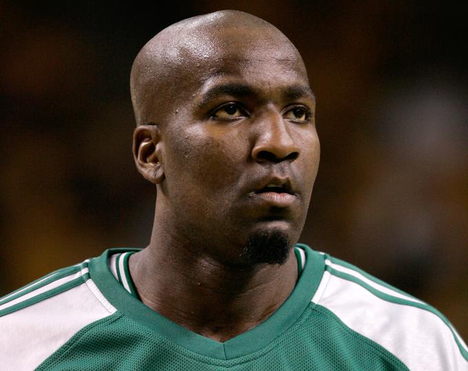 Kendrick Perkins se je leta 2007 poškodoval med spanjem. Njegova postelja ni bila pravilno sestavljena. Ko jo je skušal popraviti, mu je težji del postelje padel na nogo. Poškodoval si je prst na nogi in moral izpustiti kar nekaj tekem. | Foto: Reuters