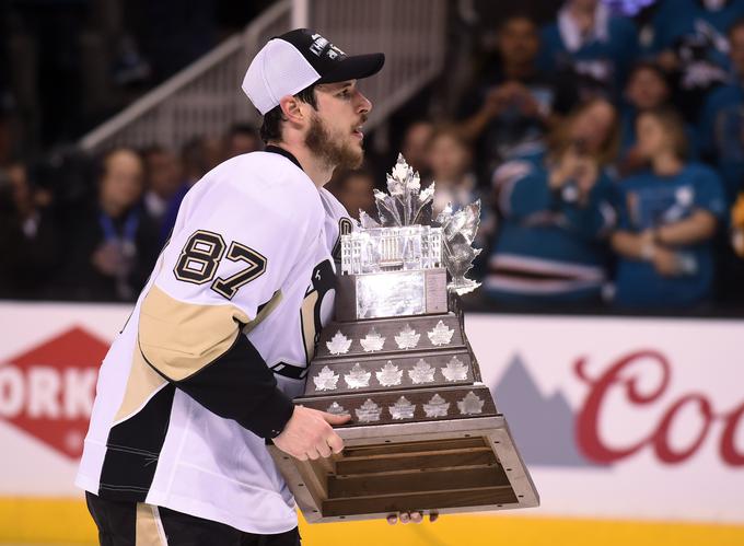 Kapetan in podajalec pri zmagovitem zadetku Sidney Crosby se ob svojem drugem Stanleyjevem pokalu veseli tudi prve nagrade za najkoristnejšega igralca končnice. | Foto: Reuters